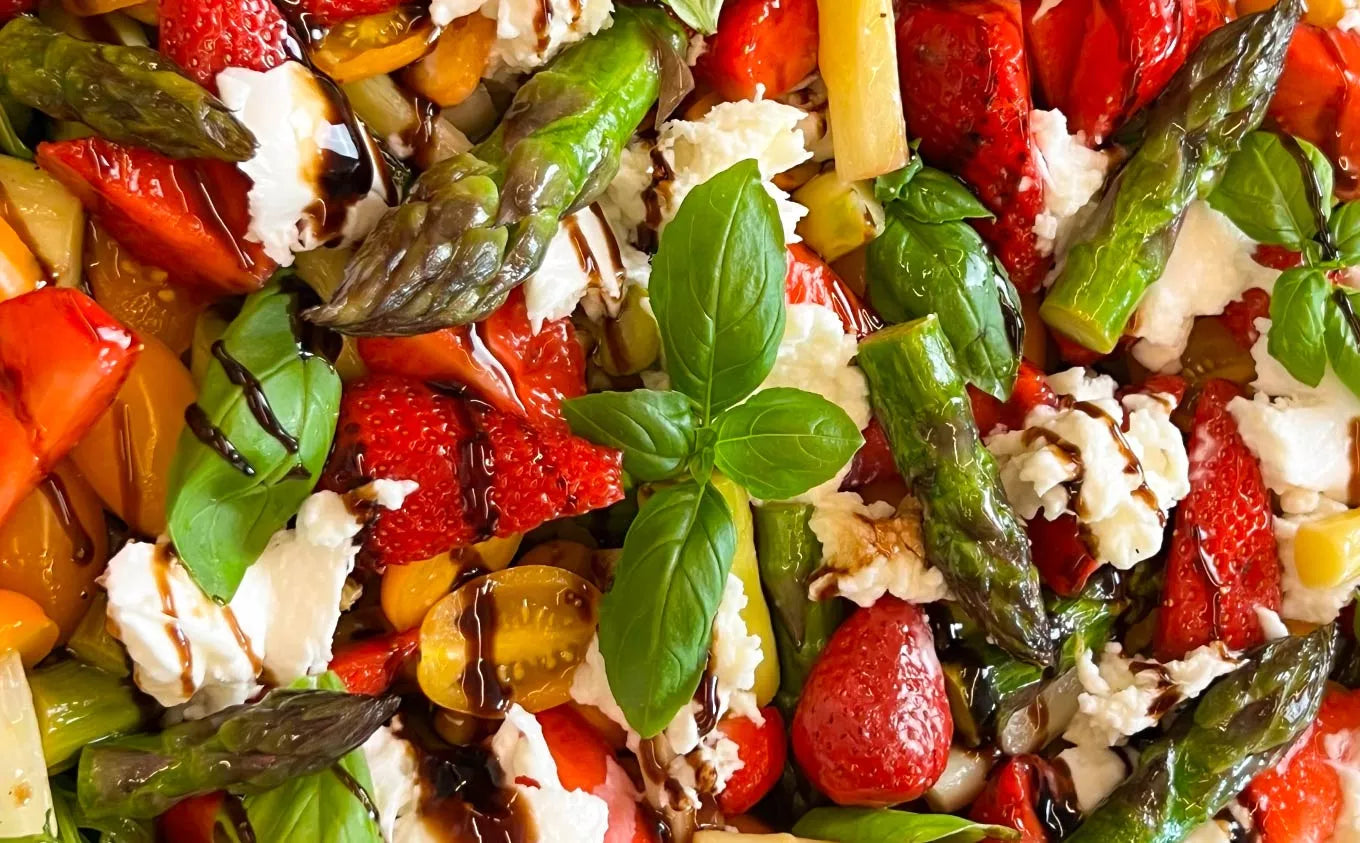 La recette de la salade de Fraises et d'Asperges avec Crème Balsamique